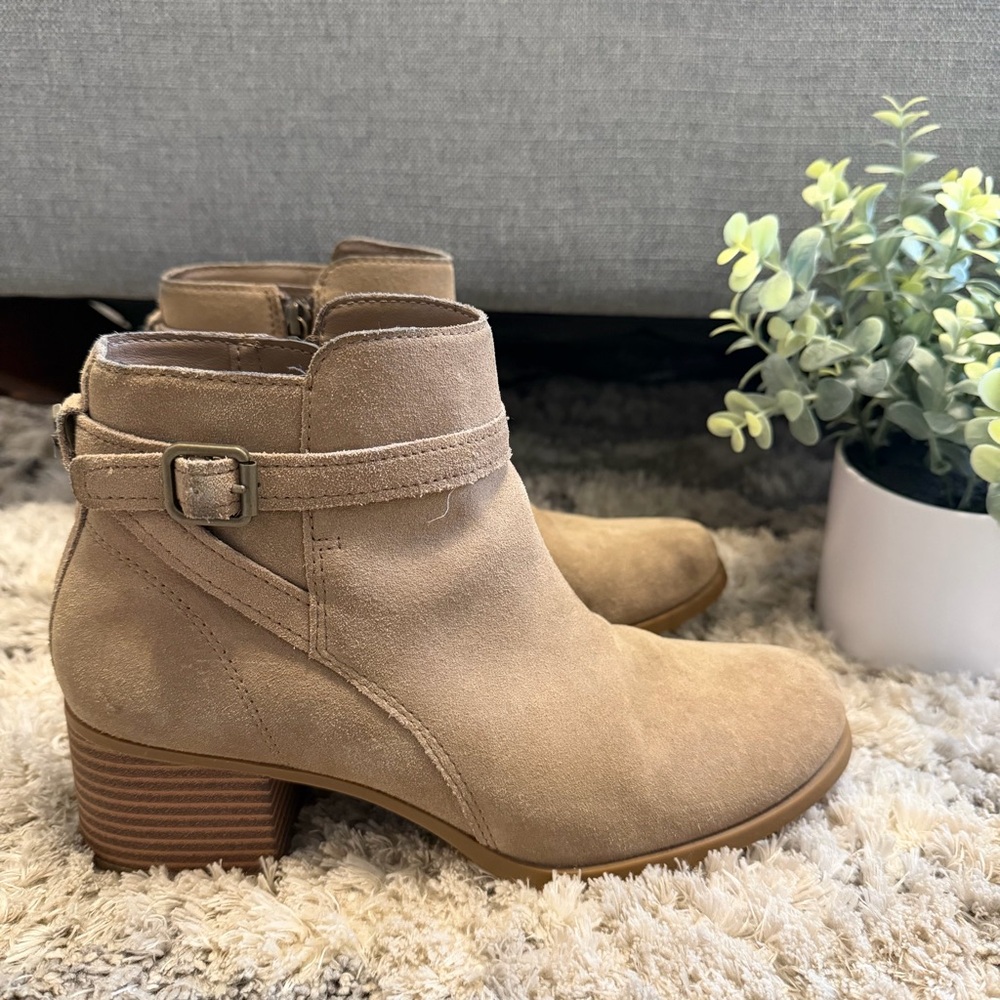 Koolaburra by UGG Erena Women’s Tan Suede Stacked Chunky Heel Ankle Booties